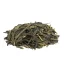 Izliets zaļš tēja Japan Sencha Special uz balta fona, skats no malas.