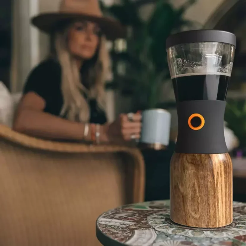 Café infusé à froid Asobu KB900 au design en bois d'une capacité de 1000 ml, idéal pour préparer du café glacé.