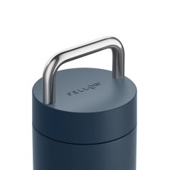 Practical travel mug in blue design with stainless steel handle.