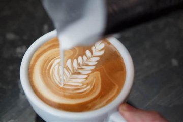 Latte Art: Wéi ee Kaffi Latte mat enger Rosette mécht