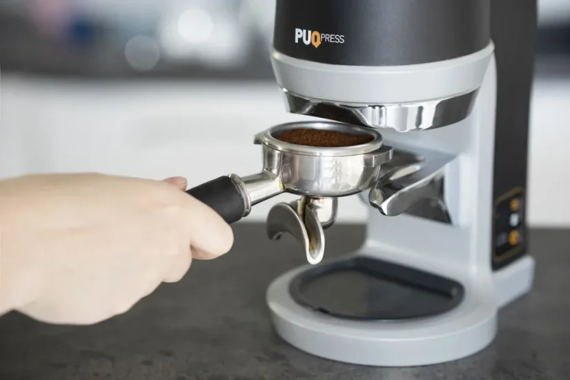 Instalación de un portafiltro con café en el Puqpress Q1.