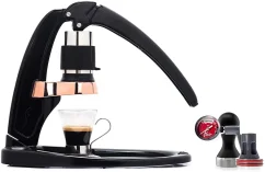 Schwarze Siebträger-Kaffeemaschine Flair Signature Espresso Maker, geeignet für manuelles Kaffeedosieren, bietet ein authentisches Erlebnis bei der Zubereitung von Espresso zu Hause.