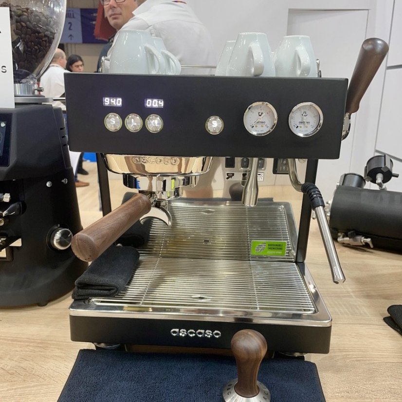 Schwarze Siebträger-Kaffeemaschine Ascaso Baby T Plus, ideal für die Zubereitung von Espresso zu Hause, mit manueller Steuerung für perfektes Cappuccino.