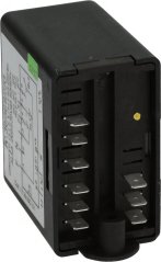 Schwaarz Plastikbox vum Niveauregulator mat enger Rei flaach Stecker an engem Schëld mat 230 V.