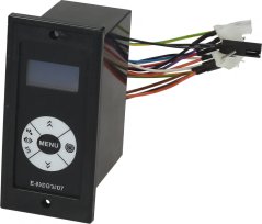 Schwaarze Elektronesche Controller mat engem Display, engem MENU-Knäppchen an engem Bündel faarwege Drieder mat Steckverbindungen.