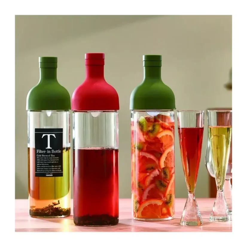 La bouteille pour thé glacé en vert a une capacité de 750 ml, idéale pour préparer un coldbrew rafraîchissant.