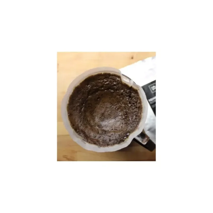 Plastový dripper s dreveným pozadím, papierový filter a kávové logo