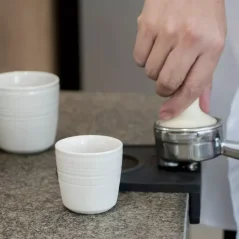 Porcelanowa filiżanka Flat White o pojemności 150 ml w kolorze beżowym, wykonana z wysokiej jakości porcelany.