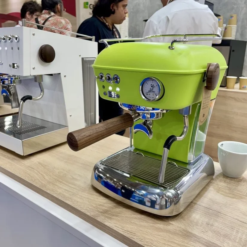 Siebträger-Kaffeemaschine Ascaso Dream PID Fresh Pistachio mit einem 1,3-Liter-Kessel, ideal für den Heimgebrauch.