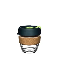 Sklenený KeepCup termohrnok o objeme 227 ml s čiernym vekom a korkovým držiakom na bieleom pozadí.