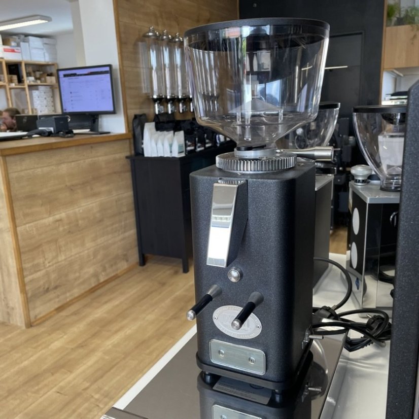 Espressový mlynček na kávu ECM C-Manuale 54 v antracitovej farbe, vyrobený z plastu.
