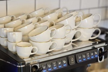 Kaffisbecher a Becher. Wéi vill braucht Dir am Café?