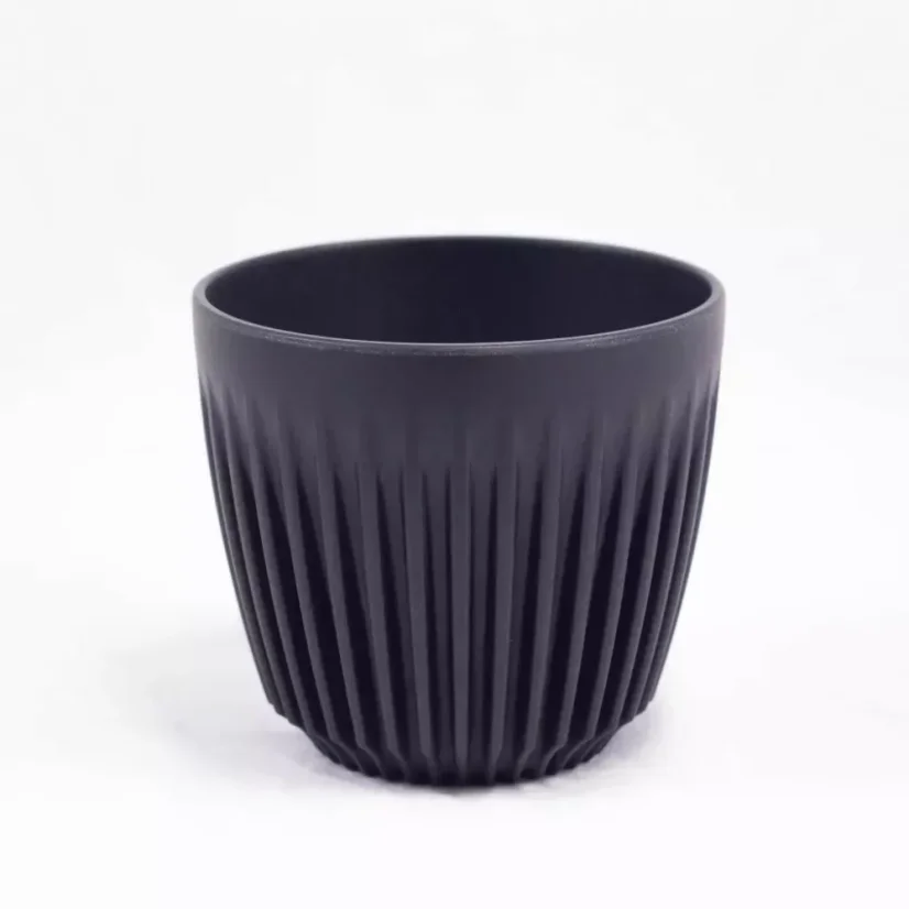 Čierny ekologický pohár o objeme 180 ml na bielom pozadí