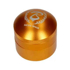 Outil Barista Space C3 Needle Tamper 58mm en couleur or, idéal pour créer un lit de café parfaitement lisse. Outil Barista Space C3 Needle Tamper 58mm en couleur or, idéal pour créer un lit de café parfaitement lisse.