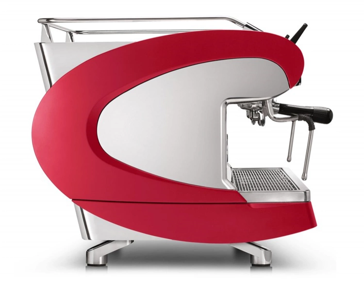 Červený profesionálny pákový kávovar Nuova Simonelli Aurelia Wave 3GR s multifunkčnou hlavou kávovaru.
