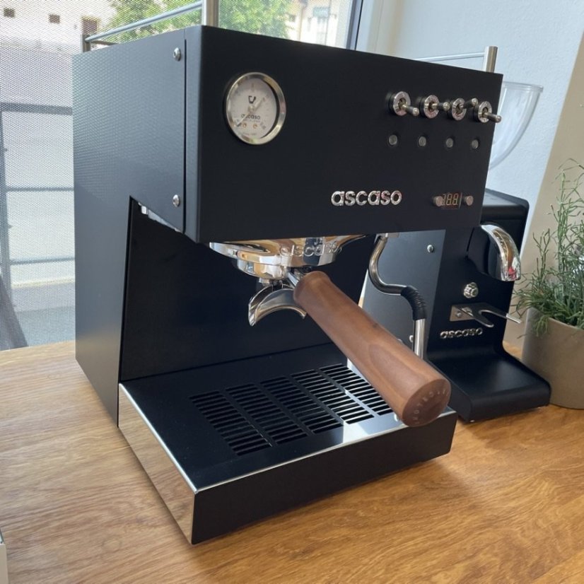 Siebträger-Kaffeemaschine Ascaso Steel UNO PID in Schwarz mit Holzelementen, ausgestattet mit einer Vibrationspumpe.