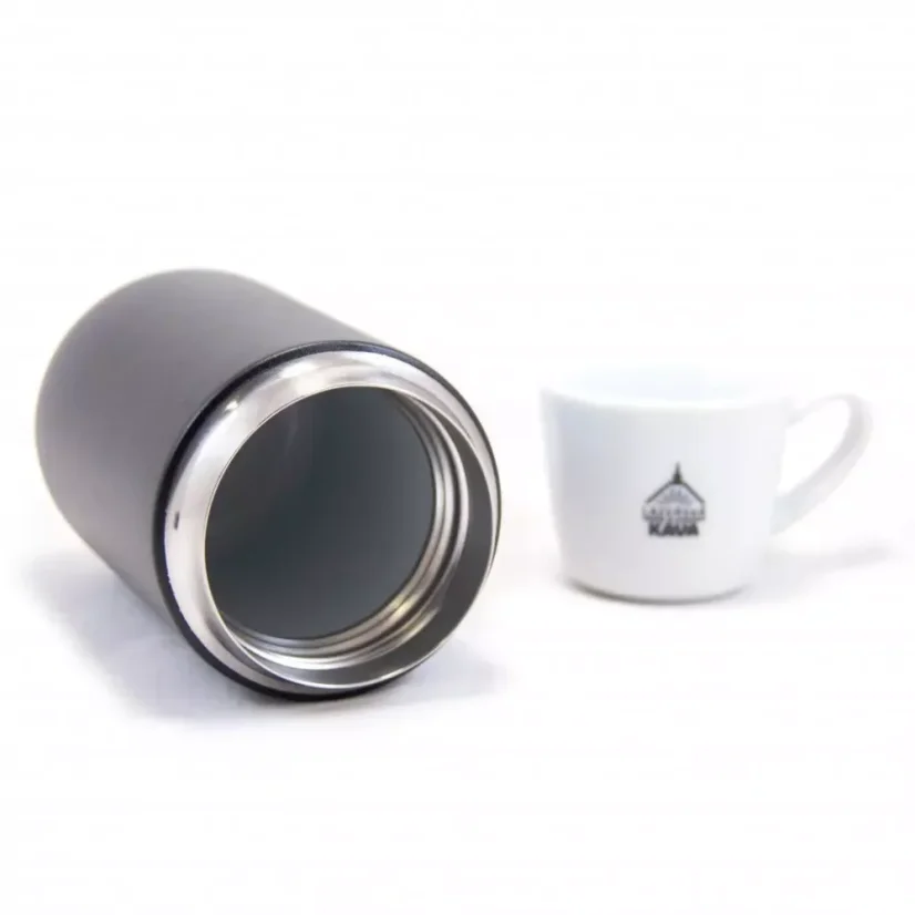 Detail of the thermos cup body with coffee in the background.