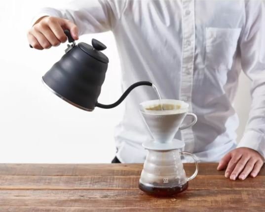 Koffie water geven met een gestage en constante stroom