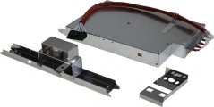 Baugrupp vun der Stralungsheizung mat engem Metallreflektor, engem Klemmeblock a Montagehalterungen.
