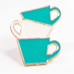 Badge Edo avec une tasse bleue.