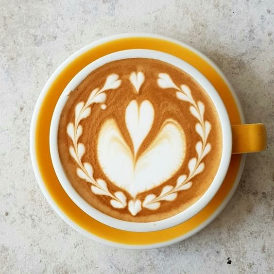 Cappuccino avec des images que vous pouvez réaliser avec le stylo latte art de la devise.