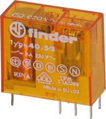 Leeschtungsrelais Finder an enger duerchsichteger orangener Hülls mat fluechen Steckerstiften an engem Etikett mat den Donnéeën. Leeschtungsrelais Finder an enger duerchsichteger orangener Hülls mat fluechen Steckerstiften an engem Etikett mat den Donnéeën.