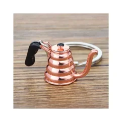Der rosa Teekessel als Schlüsselanhänger ist ein wunderbares Geschenk für Kaffeeliebhaber, das Freude bereitet jedem, der stilvolle Accessoires schätzt.