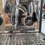 Pákový kávovar Rocket Espresso Mozzafiato Cronometro R v čiernej farbe s parnou tryskou na prípravu penivého cappuccina.