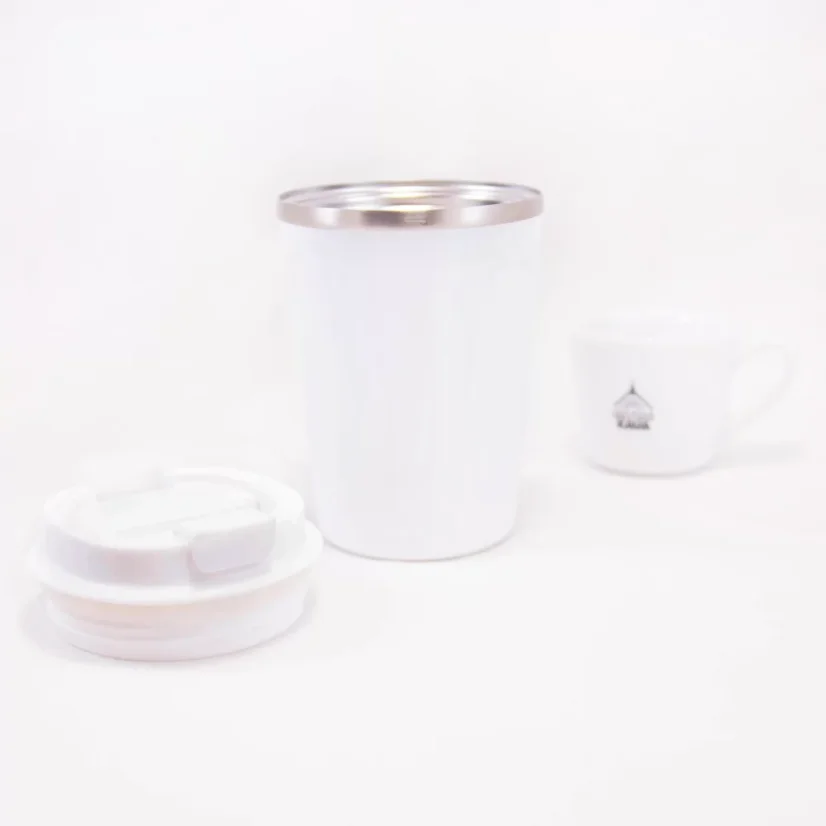 Biały kubek termiczny Asobu Cafe Compact o pojemności 380 ml, wykonany z tworzywa sztucznego, idealny do podróży.
