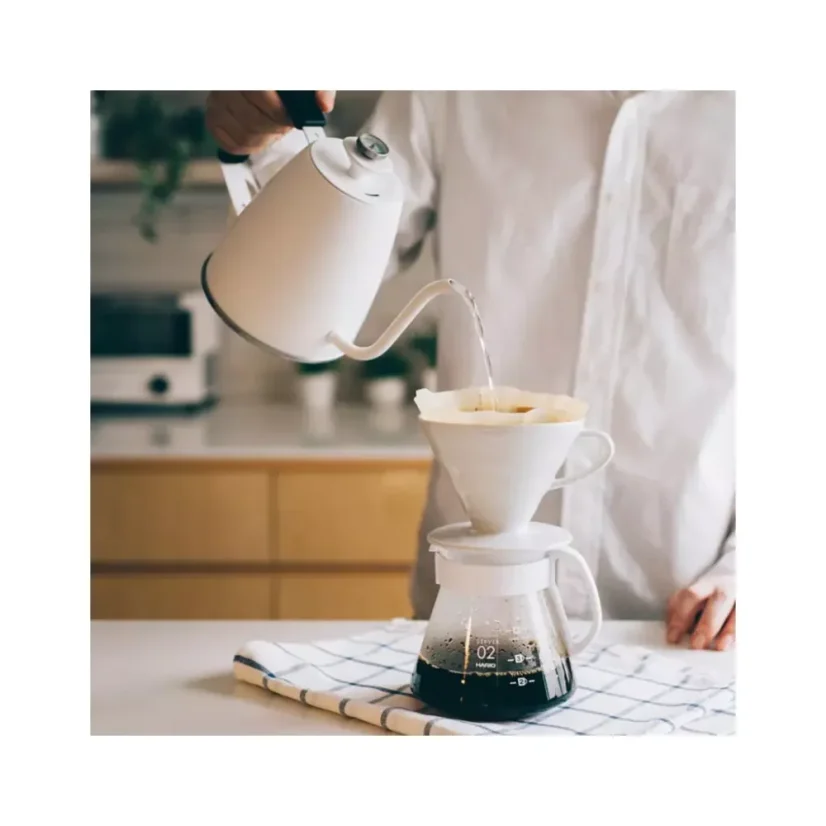 La cafetière Hario Smart G avec un col de cygne d'une capacité de 1400 ml est idéale pour une préparation précise du café. Son design élégant et blanc apporte une touche de modernité à chaque cuisine.