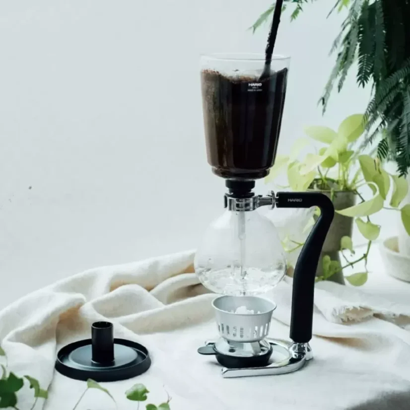 Hario Syphon Next 5 est une élégante cafetière sous vide qui garantit une préparation parfaite du café avec un design époustouflant et un travail minutieux.