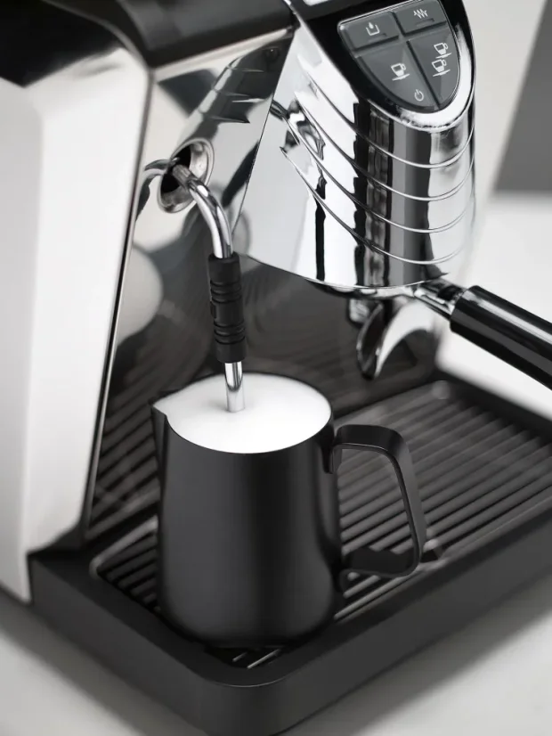 Nuova Simonelli Oscar II coffee machine in black, equipped with a copper boiler, perfect for making espresso at home.