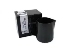 Pichet à lait noir Rhinowares Stealth avec emballage d'origine de 360 ml sur fond blanc.