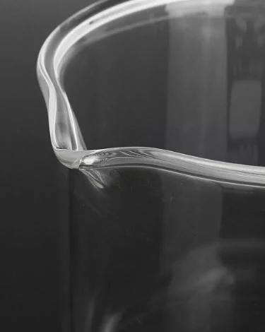 Tasse en verre basse d'une contenance de 600 ml, détail sur le bec verseur.