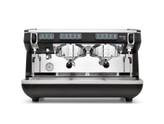 Profesionálny pákový kávovar Nuova Simonelli Appia Life 2GR v čiernej farbe s programovateľnými tlačidlami pre ľahkú obsluhu.