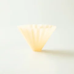 Plastový dripper Origami Air vo veľkosti M. Matné béžové prevedenie.