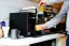 Naiko Nitrogen Cold Brew bei der Zubereitung Nitra ins Glas im Betrieb.