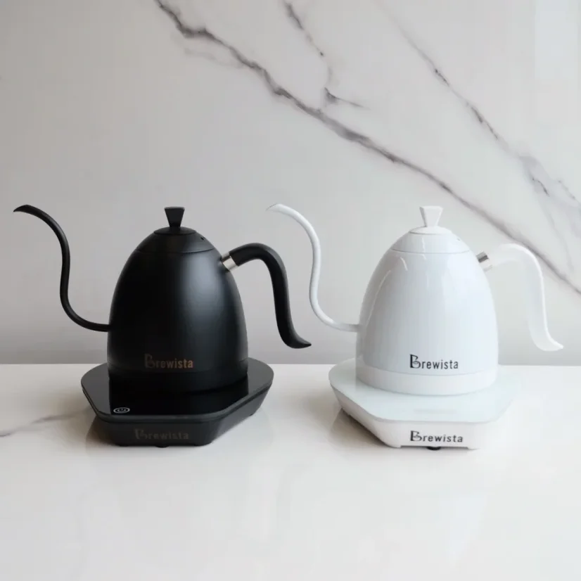 Élégante bouilloire blanche Brewista avec un col de cygne et une poignée confortable à côté du même modèle dans une finition noire mate luxueuse.
