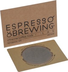 Filter fir AeroPress op enger brong Kaart mam Opdrock Espresso Brewing Lab. Filter fir AeroPress op enger brong Kaart mam Opdrock Espresso Brewing Lab.
