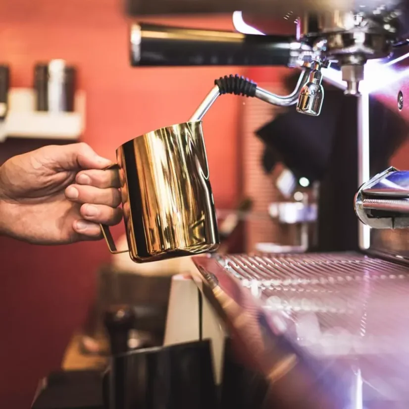 Konvička na mlieko Barista & Co Dial In Milk Pitcher v ružovej mosadznej farbe s objemom 600 ml.