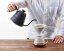 Kaffee gießen mit einem gleichmäßigen und konstanten Strahl
