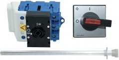 Set vum Haaptschalter: e groe Panel mat engem roude Schalter, engem Schaltmechanismus an enger Verlängerungswell.