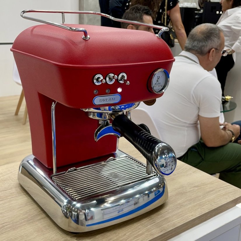 Ekspres do kawy Ascaso Dream ONE w atrakcyjnym czerwonym kolorze z jednym uchwytem, idealny do przygotowywania wysokiej jakości kawy w domu.