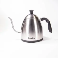 Bouilloire électrique argentée avec poignée noire sur fond blanc