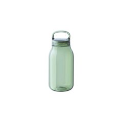 Zelená plastová fľaša na vodu. Objem 300 ml. Zelená plastová fľaša na vodu. Objem 300 ml.