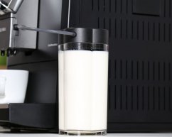 Contenant de lait Nivona à côté de la machine à café automatique.