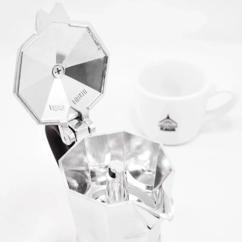 Moka traditionnelle Bialetti Moka Express pour une tasse, d'une capacité de 50 ml.