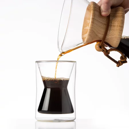 Nach dem Füllen erscheint die Form der Chemex-Kaffeemaschine.
