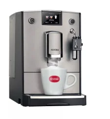 Automatický kávovar Nivona NICR 675, umožňuje prípravu teplého mlieka a ďalších nápojov, ideálny pre domáce použitie.