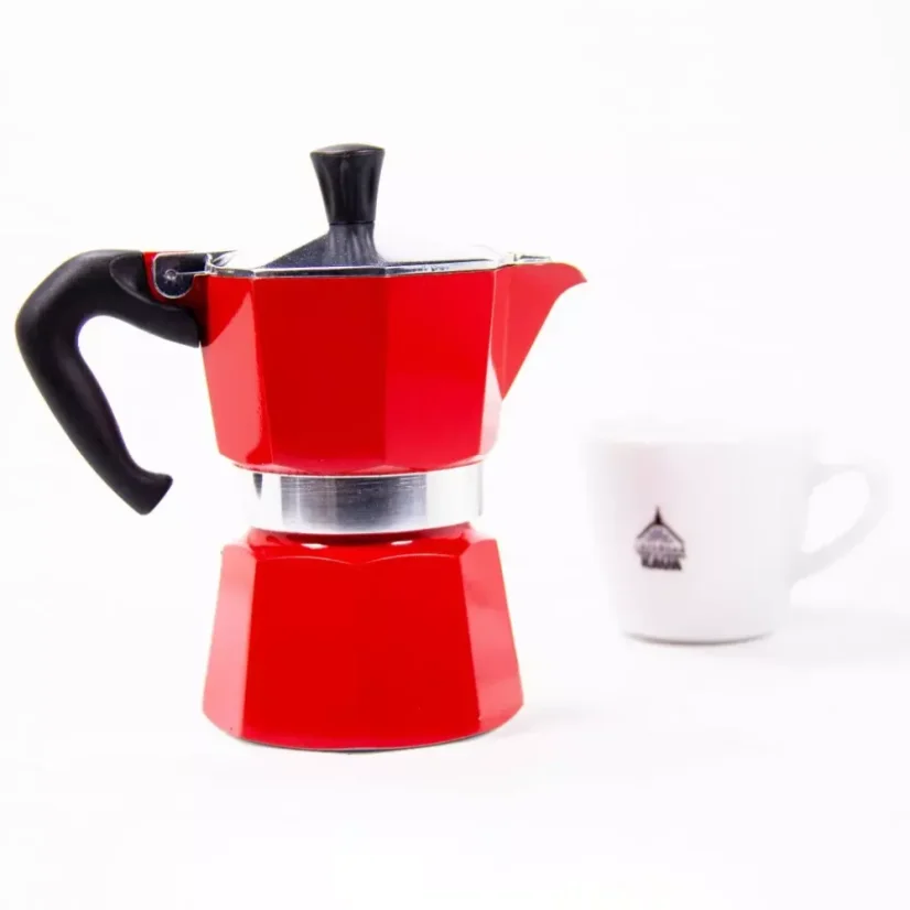 Moka Kanne Bialetti von hinten. Neben ihr eine Tasse Kaffee.